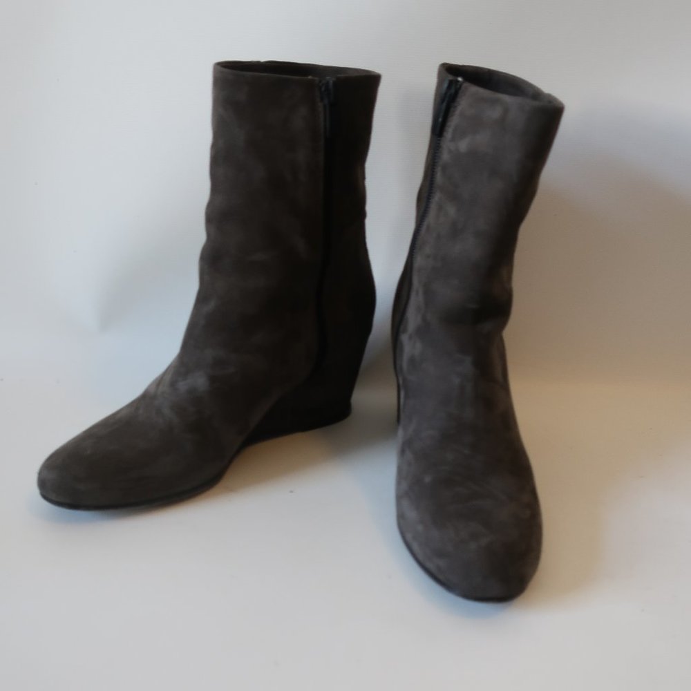 VINCE MICHELA SUEDE  CONCEALED WEDGE BOOTIE 9 *